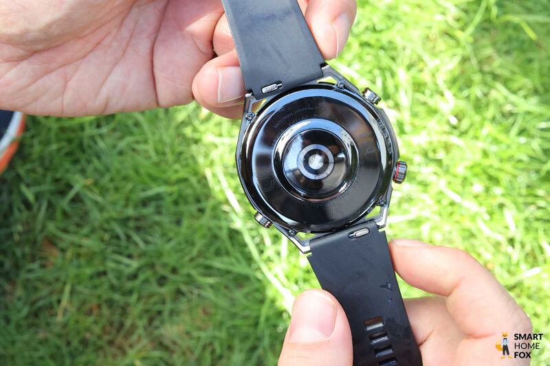 Man sieht die Rückseite der Huawei Watch Ultimate.